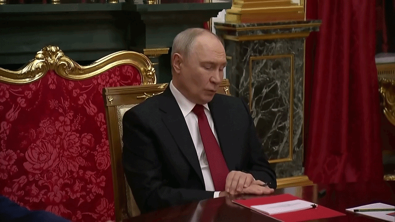 Tuyên bố của ông Zelensky được đưa ra sau khi Điện Kremlin thông báo Tổng thống Nga Vladimir Putin ra lệnh tạm dừng các cuộc tấn công nhằm vào Kiev trong 3 ngày, bắt đầu từ đêm 5/9. Quyết định này gắn với công tác chuẩn bị và tổ chức các cuộc đàm phán tại Moscow và Kiev.