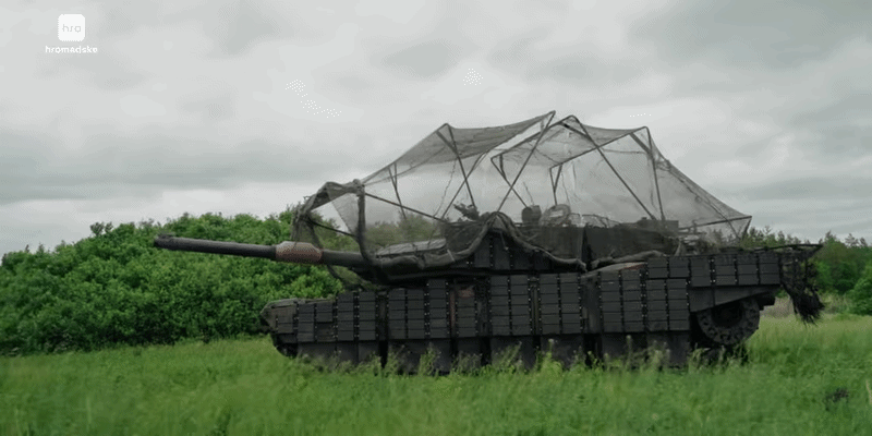 Tuy nhiên, 4 trong 5 xe bọc thép tham gia chiến dịch bị phá hủy. Chiếc Abrams của chỉ huy Kubik hoàn thành nhiệm vụ và đưa binh sĩ xuống xe trước khi sương mù tan. Sau đó, các máy bay không người lái FPV bắt đầu tấn công.