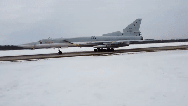 Một trong những điểm đáng chú ý là khả năng đạt tốc độ rất cao. Tu-22M3 có tốc độ tối đa 2.300 km/h, tương đương khoảng Mach 1,9. Máy bay có tầm bay 6.800 km và trần bay 13.300 mét. Tải trọng bom tối đa đạt 24 tấn.