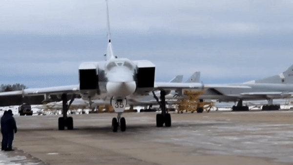 Tuy nhiên, hình ảnh về Tu-22M3 cũng cần được nhìn trong đúng bối cảnh. Khả năng trên lý thuyết không đồng nghĩa với việc máy bay luôn có thể tiếp cận mục tiêu, phát hiện mục tiêu và phóng tên lửa trong điều kiện chiến đấu thực tế.