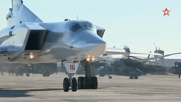 Kh-22 có tốc độ tối đa lên tới Mach 4,6 và tầm bắn tối đa 600 km, tùy phiên bản. Việc kết hợp máy bay ném bom siêu âm với tên lửa chống hạm tầm xa tạo ra một hệ thống có khả năng đe dọa các lực lượng hải quân ở khoảng cách lớn.