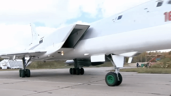 Điểm khiến Tu-22M3 đặc biệt được chú ý nằm ở tên lửa. Máy bay có thể mang tên lửa chống hạm Kh-22. Đây là tên lửa không đối hạm hạng nặng, được thiết kế để tấn công các mục tiêu mặt nước lớn.