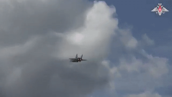 Đối với một máy bay đánh chặn, đây là thay đổi rất quan trọng. MiG-31 có thể hoạt động trong những khu vực rộng lớn, nơi việc phát hiện mục tiêu từ sớm quyết định trực tiếp đến thời gian phản ứng.