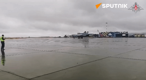 Một chiếc MiG-31 có thể chia sẻ thông tin về mục tiêu với những chiếc khác. Điều đó giúp nhiều máy bay hoạt động như một nhóm thay vì những đơn vị hoàn toàn độc lập.