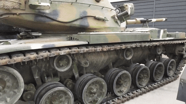 Một tài liệu của U.S. Army Armor mô tả M60A1 là phiên bản có tháp pháo mới và giáp dày hơn. Thiết kế này tạo ra diện tích bảo vệ tốt hơn cho các vị trí quan trọng của kíp xe.