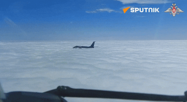 Một điểm quan trọng khác là khả năng duy trì hoạt động lâu dài. Nga vẫn sử dụng Tu-142MZ trong lực lượng không quân hải quân và tiếp tục tổ chức các chuyến bay huấn luyện trên Thái Bình Dương, Biển Okhotsk và những khu vực biển rộng lớn. Điều đó cho thấy thiết kế cũ vẫn còn giá trị khi được duy trì và nâng cấp phù hợp.