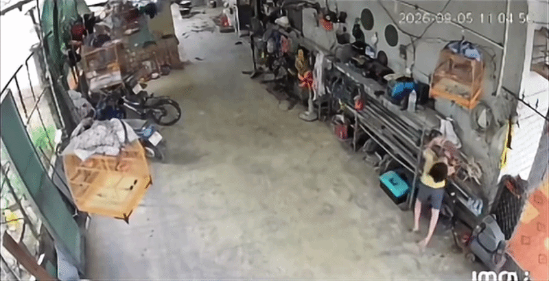 Bé trai không may bị điện giật.