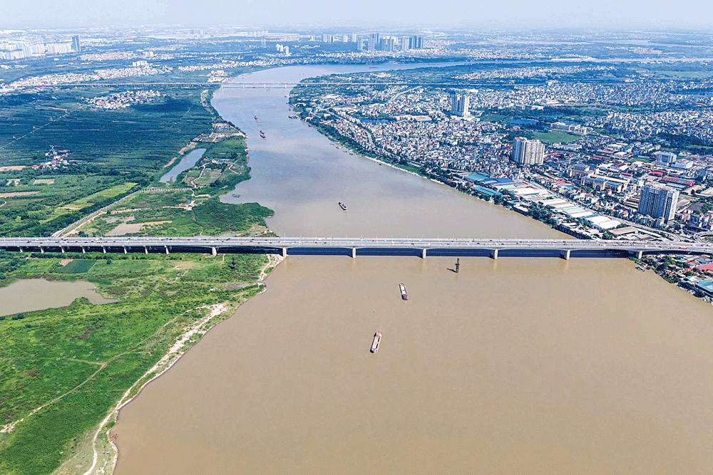 Hãy nhìn một cây cầu, một ngôi làng và một dòng sông. Cả ba cùng xuất hiện trên một tấm bản đồ quy hoạch nhưng không “sống” theo cùng một “chiếc đồng hồ”. Ảnh: Nguyễn Hải