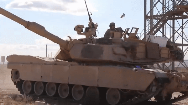 M1A2 SEPv2 được phát triển từ nền tảng M1A2 SEP. Điểm khác biệt quan trọng nhất nằm bên trong xe. Mỹ chuyển Abrams sang kiến trúc điện tử số với bộ xử lý mạnh hơn, bộ nhớ lớn hơn và màn hình màu.
