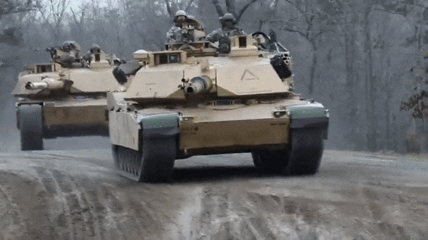 Abrams cũng có 2 hệ thống quan sát độc lập cho pháo thủ và trưởng xe. Cấu hình này tạo ra khả năng “thợ săn - sát thủ”.