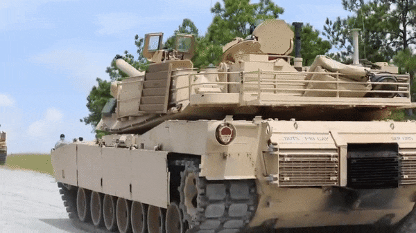 SEPv2 cũng giải quyết một vấn đề ngày càng lớn của Abrams: nhu cầu điện năng. Khi số lượng máy tính, màn hình và cảm biến tăng lên, xe cần nguồn điện ổn định hơn.