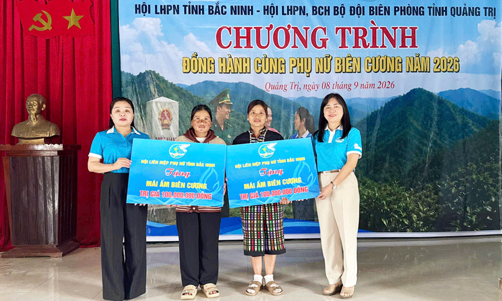  Đồng chí Nguyễn Phương Mai, Chủ tịch Hội Liên hiệp Phụ nữ Bắc Ninh (ngoài cùng bên phải) trao hỗ trợ “Mái ấm biên cương” cho hội viên phụ nữ xã Đakrông. 