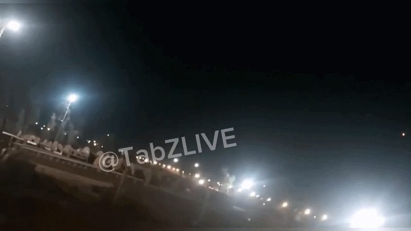 Tuy nhiên, các video do người dân đăng tải cho thấy một số tên lửa Iran dường như vẫn vượt qua hệ thống phòng thủ và lao xuống khu vực sân bay.