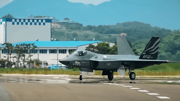 Điểm đáng chú ý nằm ở hệ thống điện tử. Tiêm kích KF-21 được trang bị radar mảng quét điện tử chủ động AESA, viết tắt của Active Electronically Scanned Array.