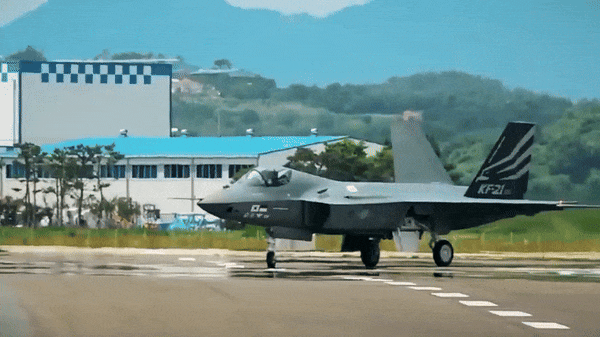 Tiêm kích F-35 được thiết kế ngay từ đầu xoay quanh khả năng tàng hình và hợp nhất cảm biến ở cấp độ rất cao, trong khi KF-21 sử dụng cấu hình khí động học giảm phản xạ radar nhưng vẫn có nhiều vũ khí mang bên ngoài.