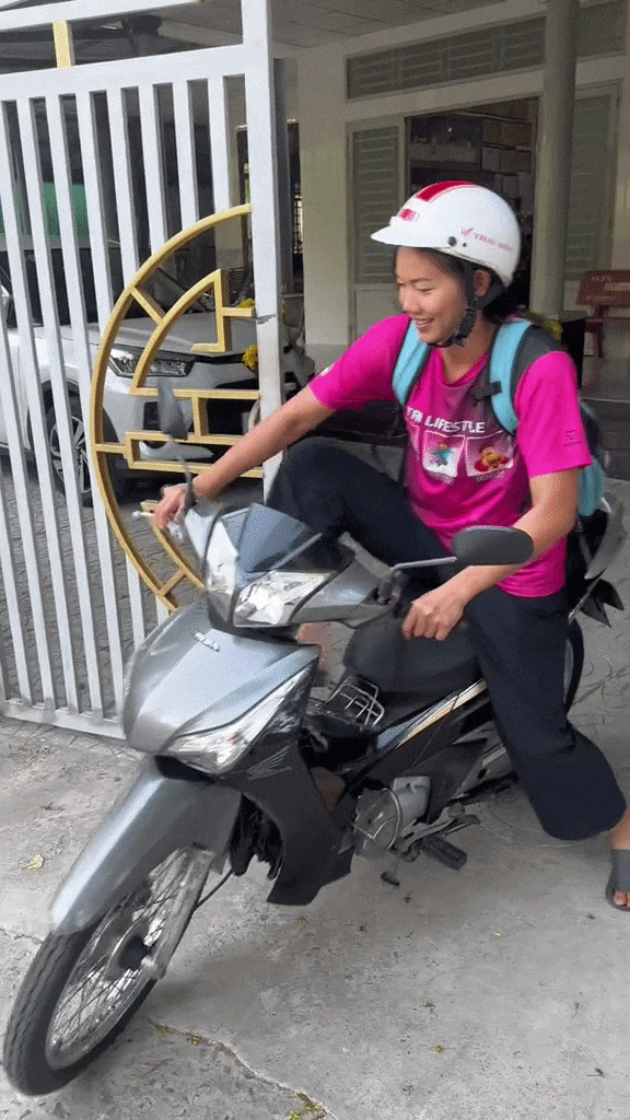 Sự trở lại của Ánh Viên nhanh chóng thu hút sự chú ý của những người yêu thể thao lẫn công chúng. Ánh Viên sinh ra trong một gia đình thuần nông ở xã Phong Điền (Cần Thơ). Khi còn thi đấu, nữ kình ngư thường xuyên xa nhà để tập luyện và tham dự các giải đấu trong nước, quốc tế. Theo thông tin trên Thanh Niên Việt, năm 2011, từ số tiền dành dụm được trong quá trình thi đấu, Ánh Viên xây dựng cho ông bà và bố mẹ một ngôi nhà kiên cố. Công trình có lối kiến trúc đơn giản, không cầu kỳ và mang dáng dấp quen thuộc của những ngôi nhà ở vùng quê miền Tây.