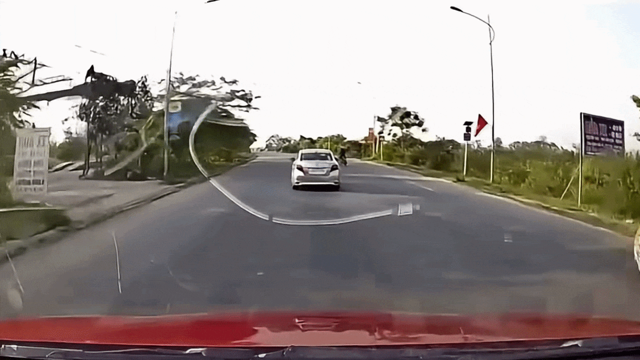 Clip: Xe m&aacute;y chuyển hướng kh&ocirc;ng quan s&aacute;t, bị &ocirc; t&ocirc; t&ocirc;ng văng