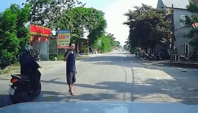 Chặt c&acirc;y trước nh&agrave;, c&acirc;y đổ xuống đường khiến người đi xe m&aacute;y tử vong