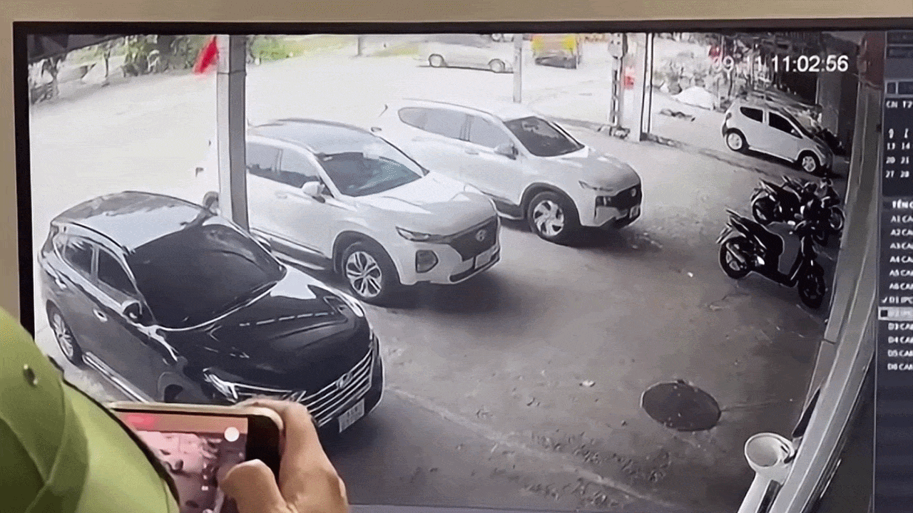Clip: Xe ben t&ocirc;ng dồn 3 &ocirc; t&ocirc; con đang đỗ
