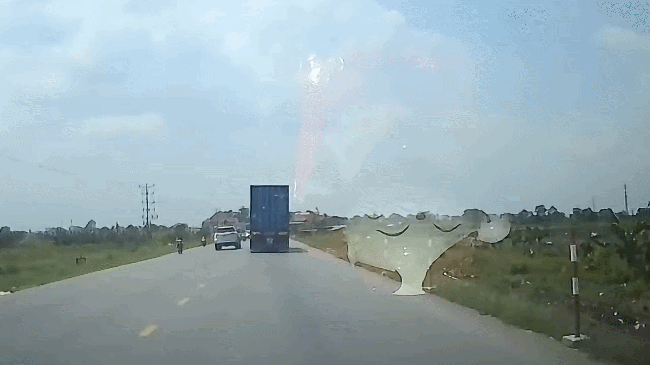 Clip: Vượt xe container, SUV mất l&aacute;i v&agrave; lật xuống ruộng