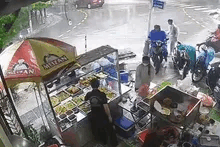 Mưa lớn ở Đ&agrave; Nẵng, c&acirc;y xanh bật gốc đổ xuống qu&aacute;n cơm đang đ&ocirc;ng người
