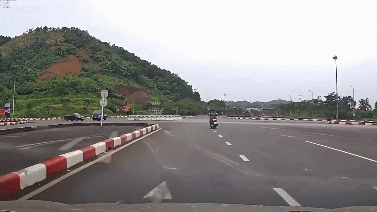 Clip: Xe tải đ&acirc;m m&oacute;p &ocirc; t&ocirc; con ở v&ograve;ng xuyến rồi xoay 360 độ