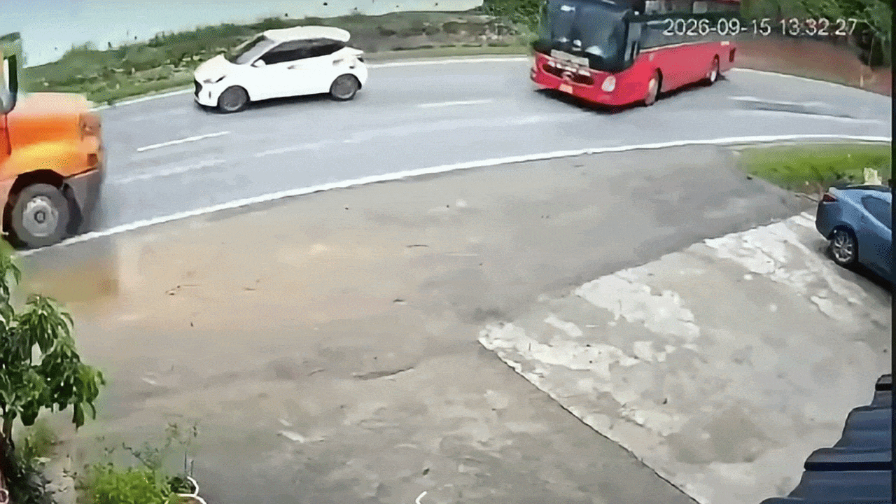 Clip: Xe kh&aacute;ch n&aacute;t đầu sau va chạm với xe container