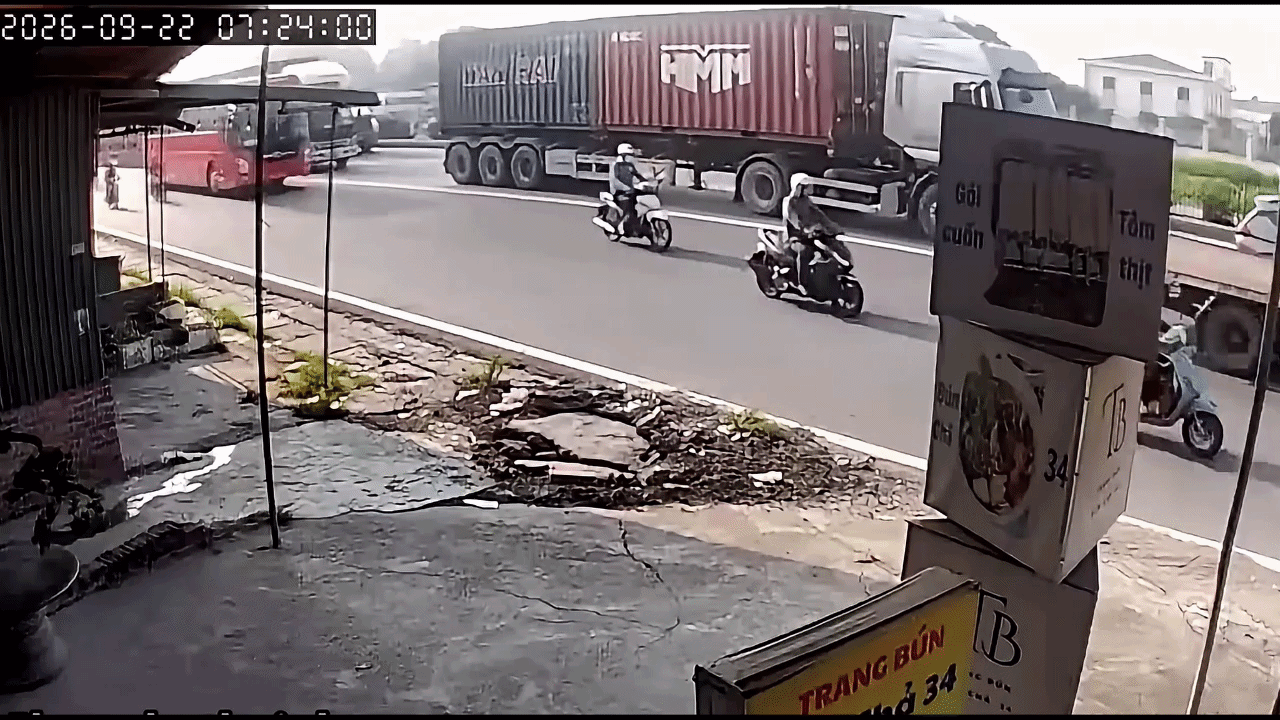 Clip: 3 xe t&ocirc;ng dồn toa, &ocirc; t&ocirc; tải nhỏ kẹp giữa 2 xe container