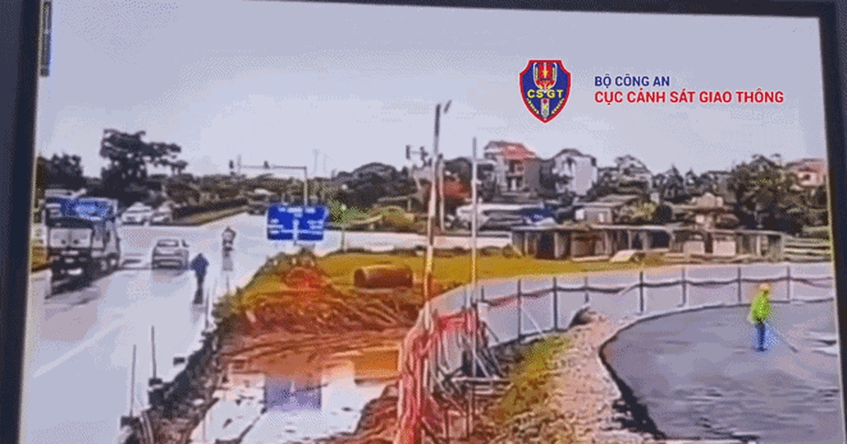 Khoảnh khắc 2 xe đầu k&eacute;o'đấu đầu nhau' khiến nhiều người th&oacute;t tim