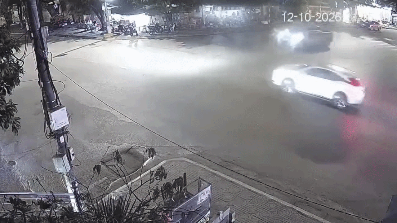 Clip: Va chạm với xe b&aacute;n tải, SUV lao l&ecirc;n vỉa h&egrave;