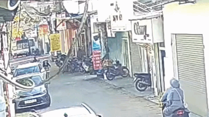 Nữ t&agrave;i xế mở cửa &ocirc; t&ocirc; bất cẩn khiến cụ b&agrave; ng&atilde; xuống đường bị xe m&aacute;y t&ocirc;ng tr&uacute;ng