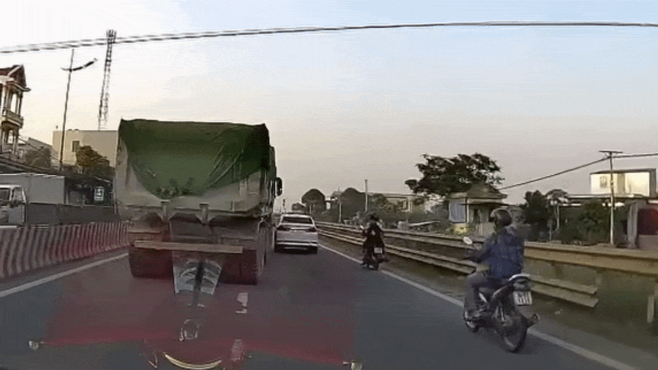 Clip: Xe ben chuyển l&agrave;n ẩu, 'x&ocirc;' &ocirc; t&ocirc; con v&agrave;o dải ph&acirc;n c&aacute;ch