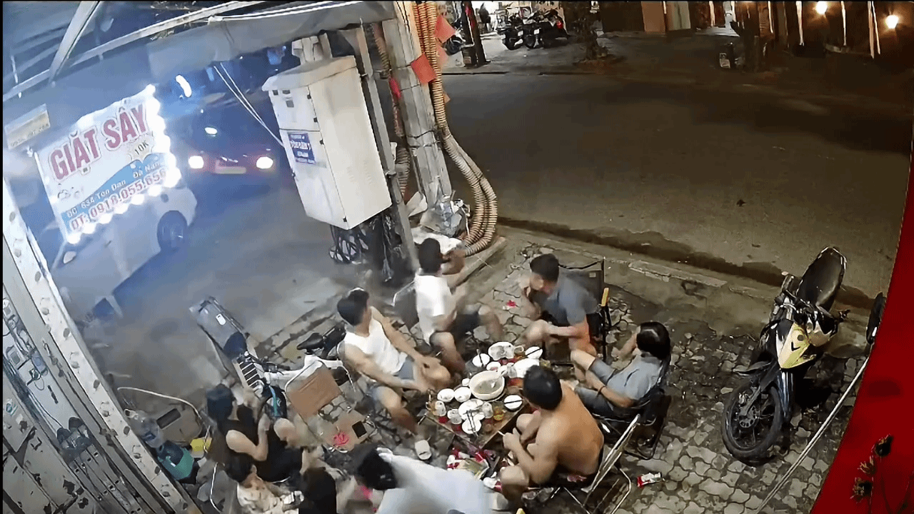 Clip: &Ocirc; t&ocirc; con leo vỉa h&egrave;, đ&acirc;m đầu v&agrave;o tủ điện