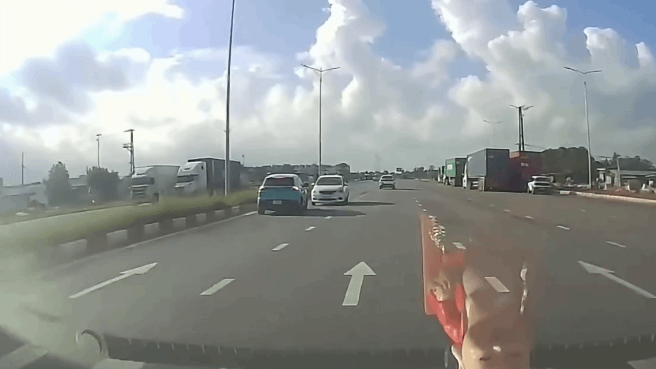 Clip: Xe taxi t&ocirc;ng trực diện &ocirc; t&ocirc; đi ngược chiều