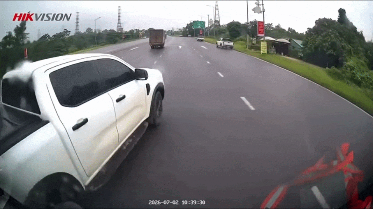 Clip: T&agrave;i xế b&aacute;n tải đi tạt đầu, l&ugrave;i xe khi v&agrave;o cao tốc