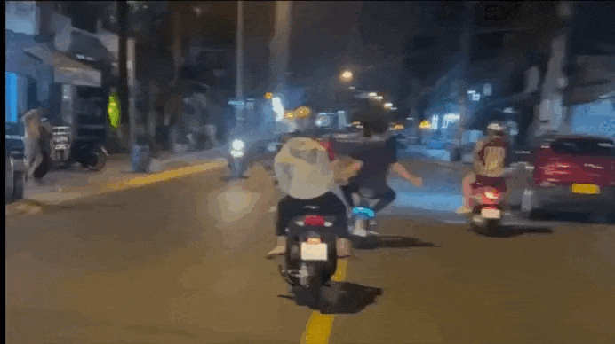 Clip: Nh&oacute;m thanh ni&ecirc;n chạy xe lạng l&aacute;ch, đ&aacute;nh v&otilde;ng tr&ecirc;n đường ở TPHCM