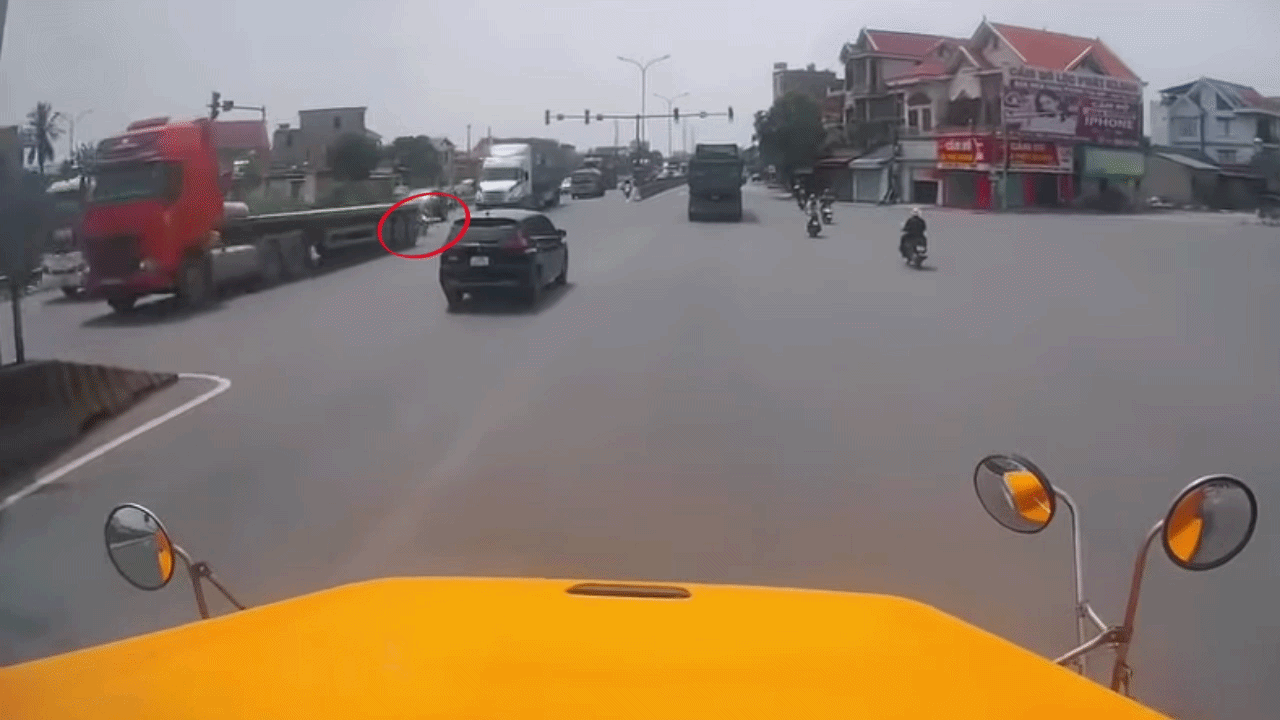Clip: Tạt đầu xe container, t&agrave;i xế xe m&aacute;y bị &ocirc; t&ocirc; t&ocirc;ng ng&atilde; văng